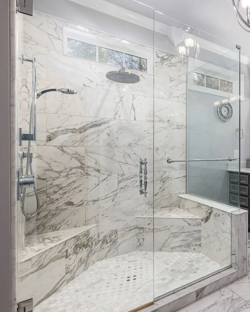 Walk-in tiled shower with built-in niche and linear drain